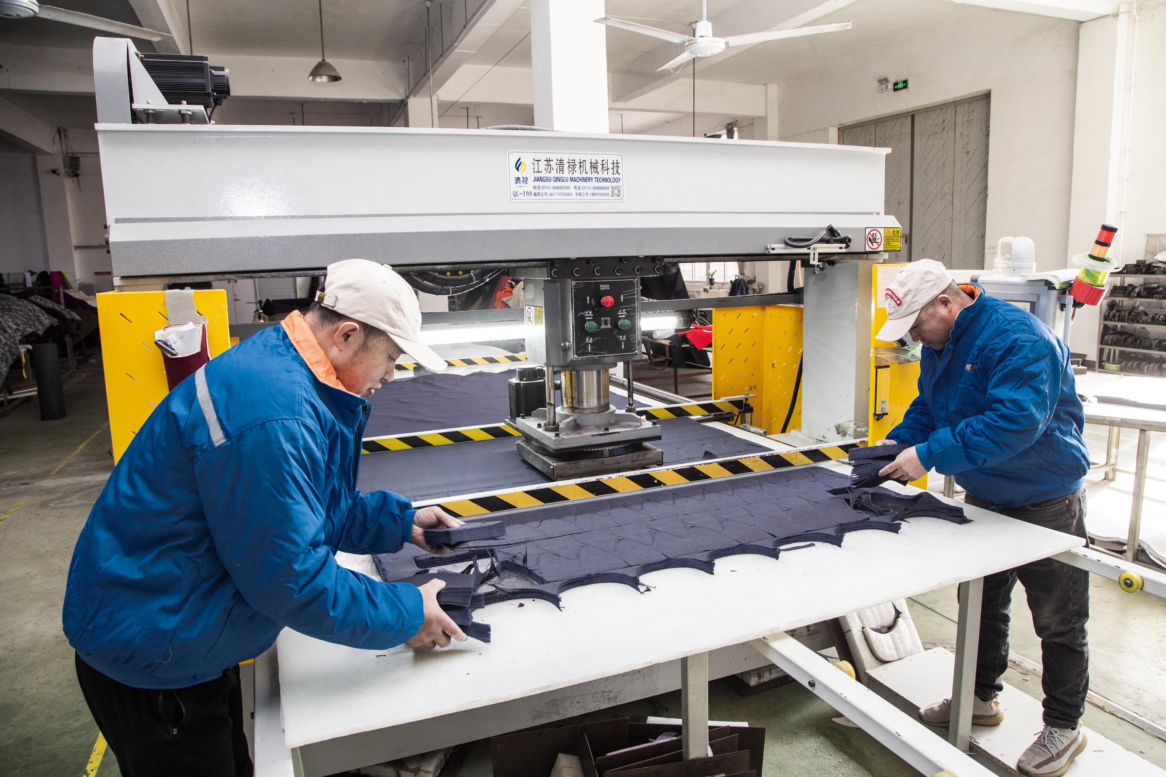 BAEZ cutting and pressing machine for cap panel preparation